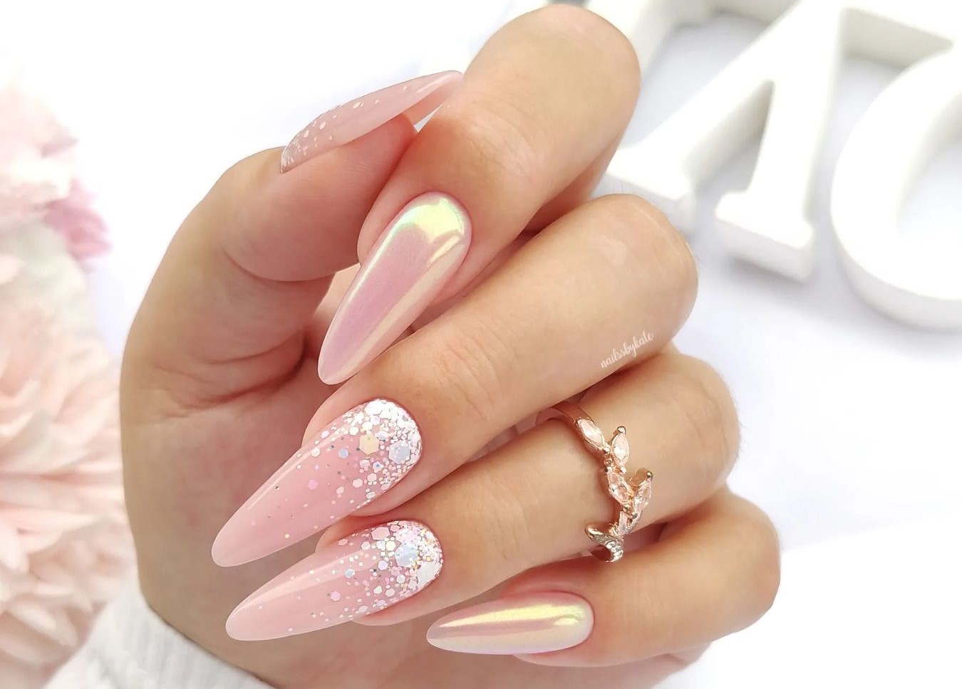 Unhas brilhantes estilo 