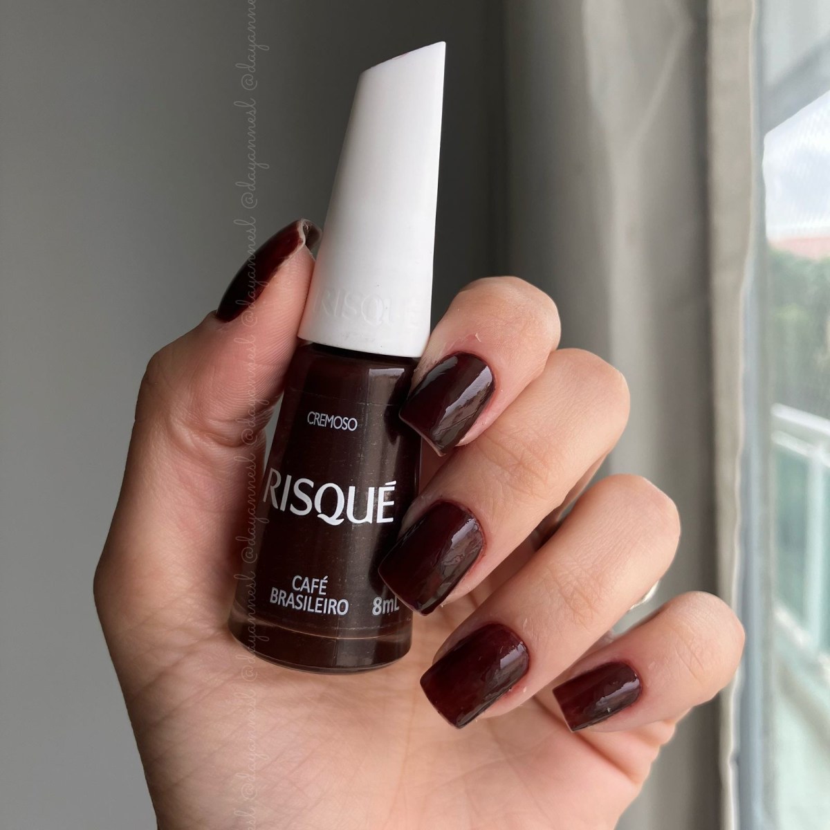 Unhas café com acabamento cromado