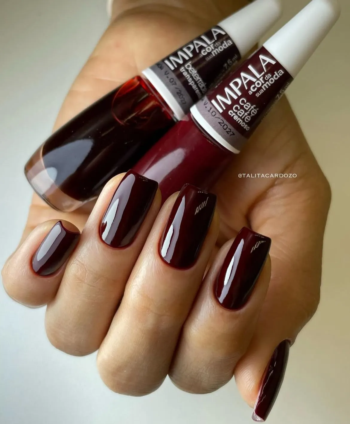 Unhas café com acabamento fosco