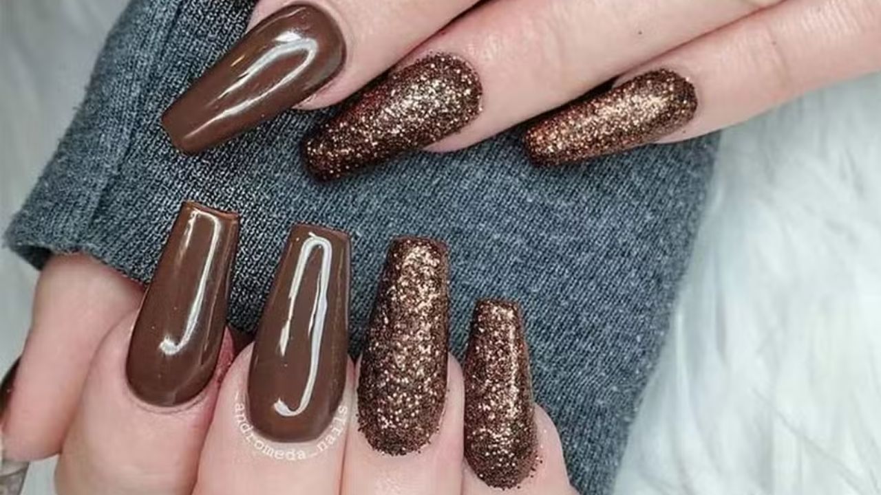 Unhas cor café com leite