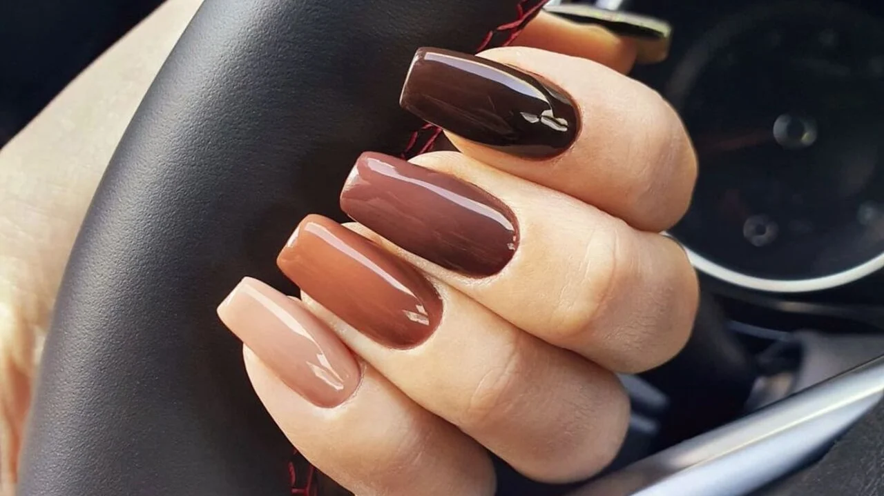 Unhas cor café com leite
