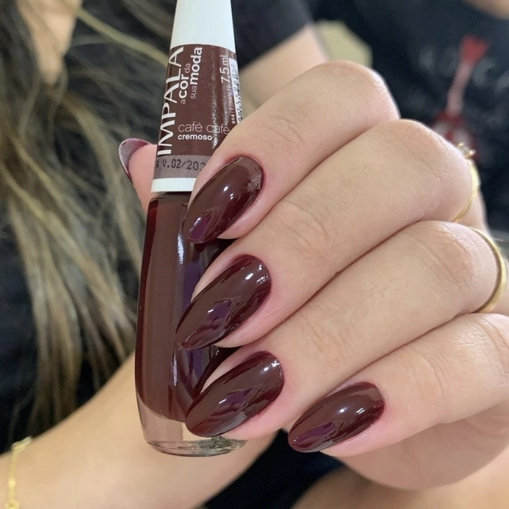 Unhas cor café com rebu