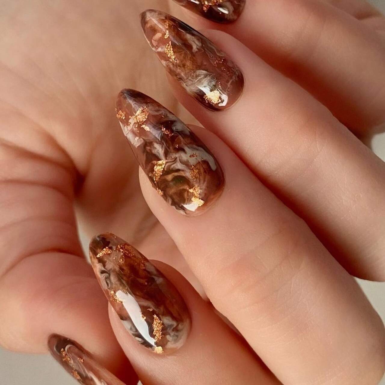 Unhas café amendoadas