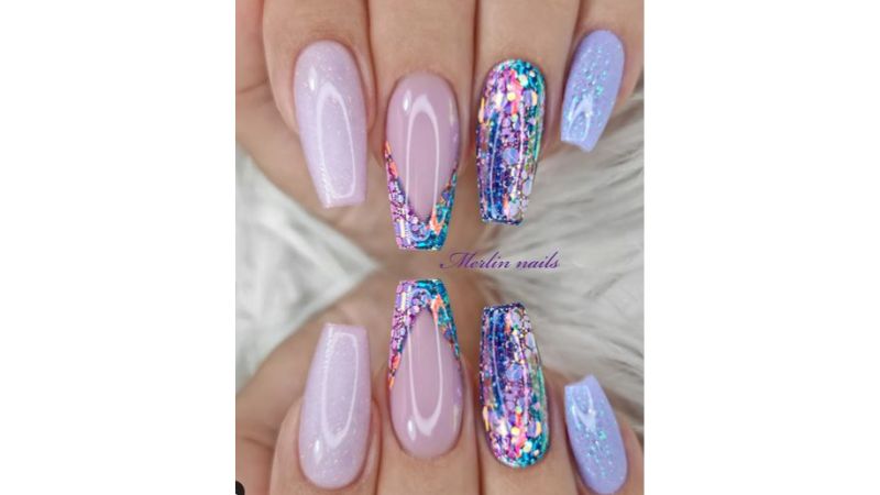 Unhas com glitter e pedrarias: Brilhe no Carnaval com estas ideias