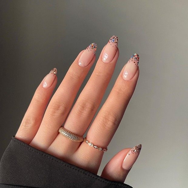 Unhas com glitter e pedrarias: Brilhe no Carnaval com estas ideias