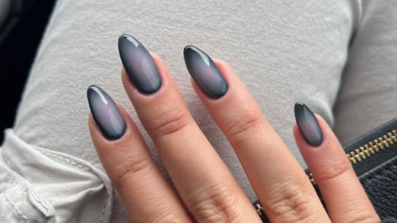 5 ideias de títulos:
1. Unhas Chiques 2026: O Guia Completo de Formatos e Cores
2. Minimalismo nas Unhas: Tendências de Nail Art para o Próximo Ano
3. Do Casual ao Formal: Cores de Esmalte que Elevam seu Look em 2026
4. Saúde e Estilo: Como Ter Unhas Impecáveis Seguindo as Tendências
5. Micro Francesinha e Tons Joia: As Novidades em Unhas para 2026