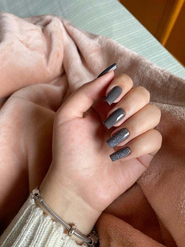 Unha Cinza Decorada: Ideias Criativas com Glitter e Estampas