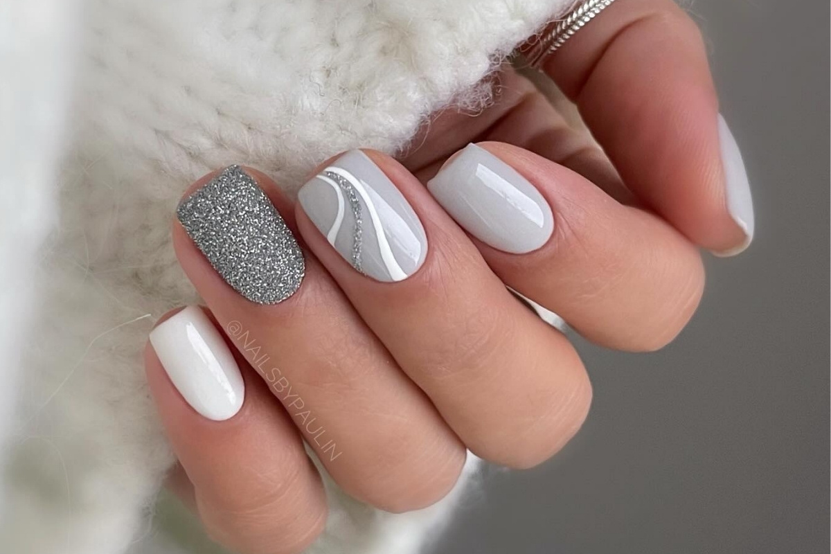 unha cinza claro com glitter