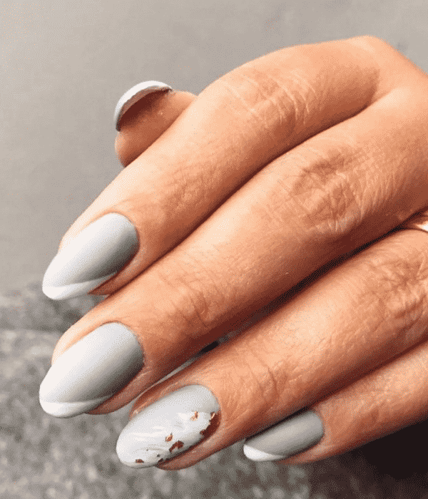 unha cinza claro com esmalte nude