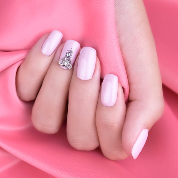 unha clara com brilho natural ou alongamento gel