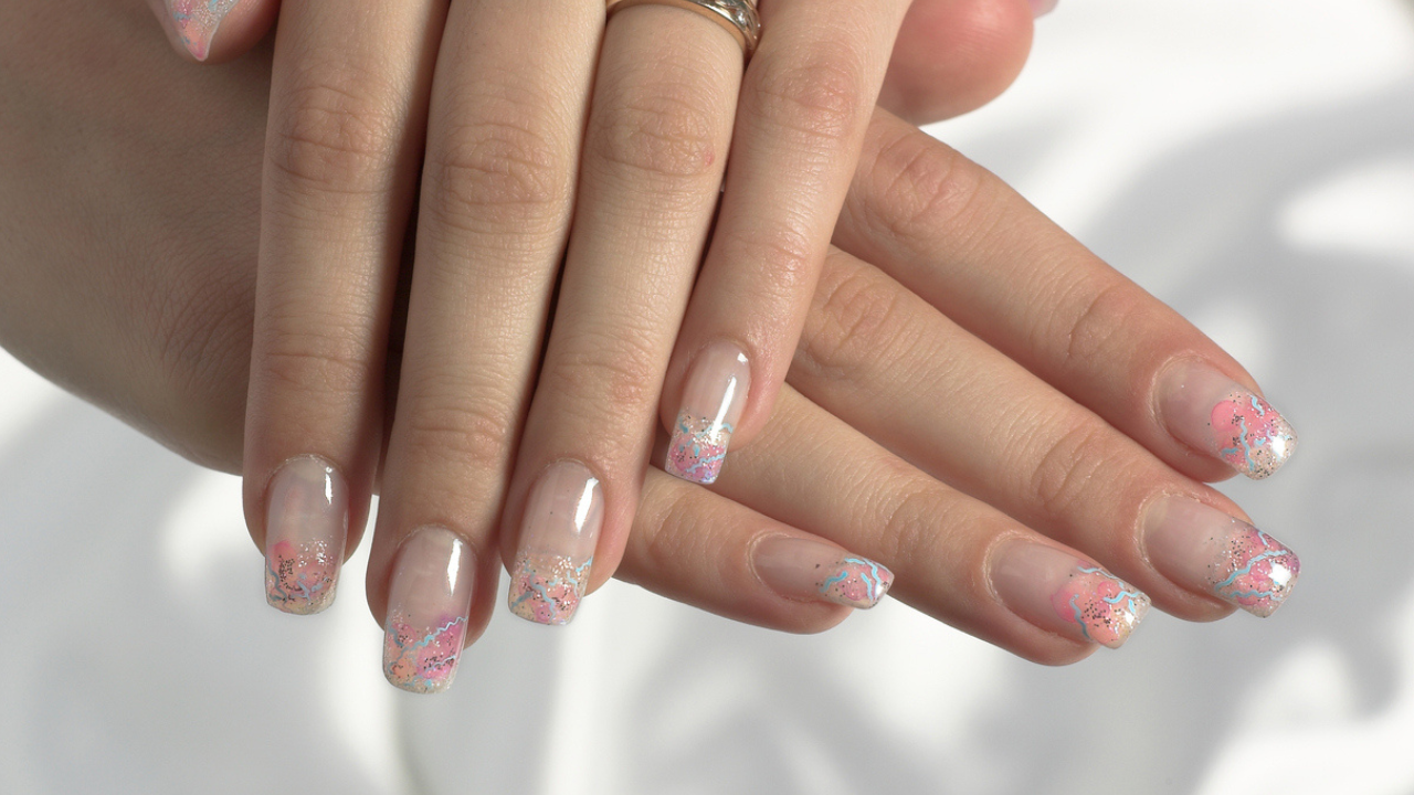 unhas claras com esmalte nude