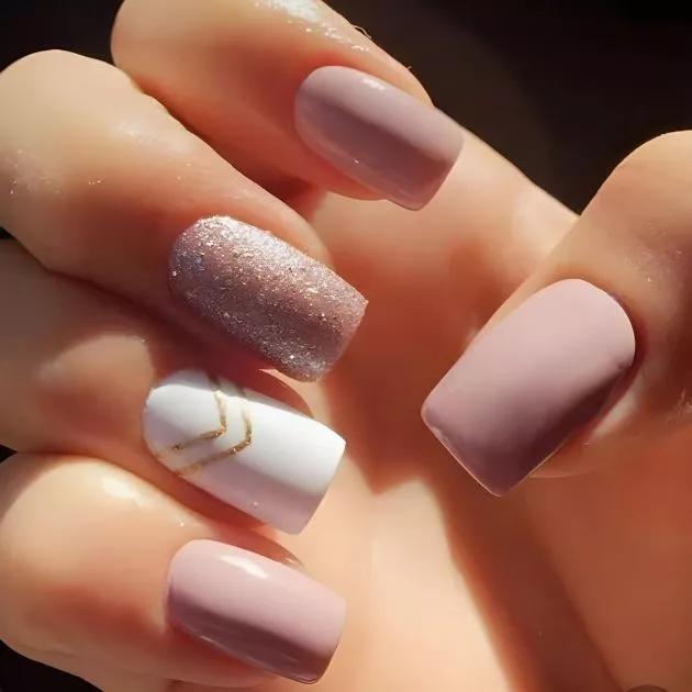 unhas claras com glitter