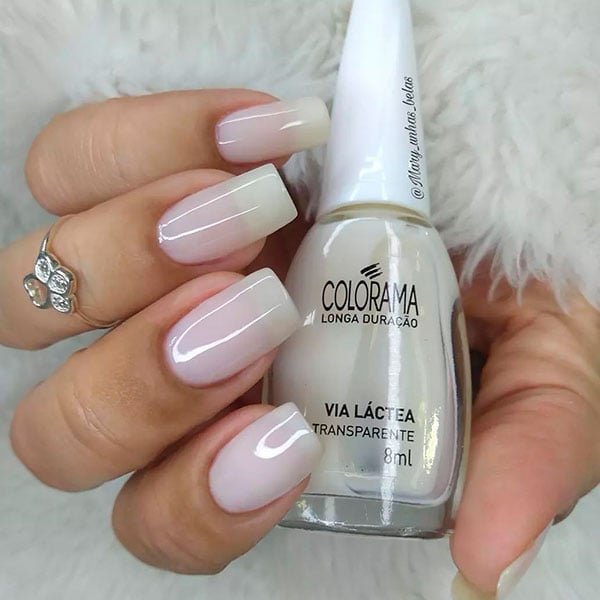 unhas claras milky nails