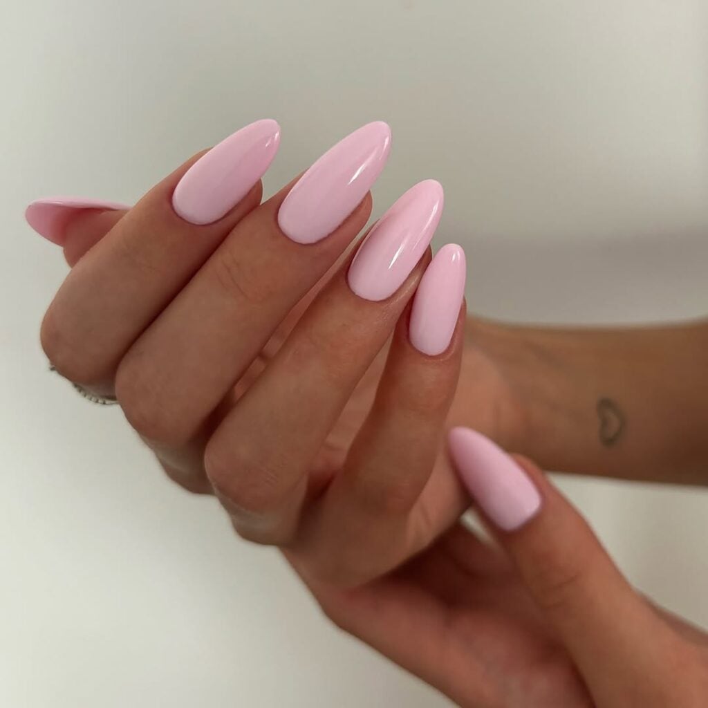unhas claras com efeito cromado