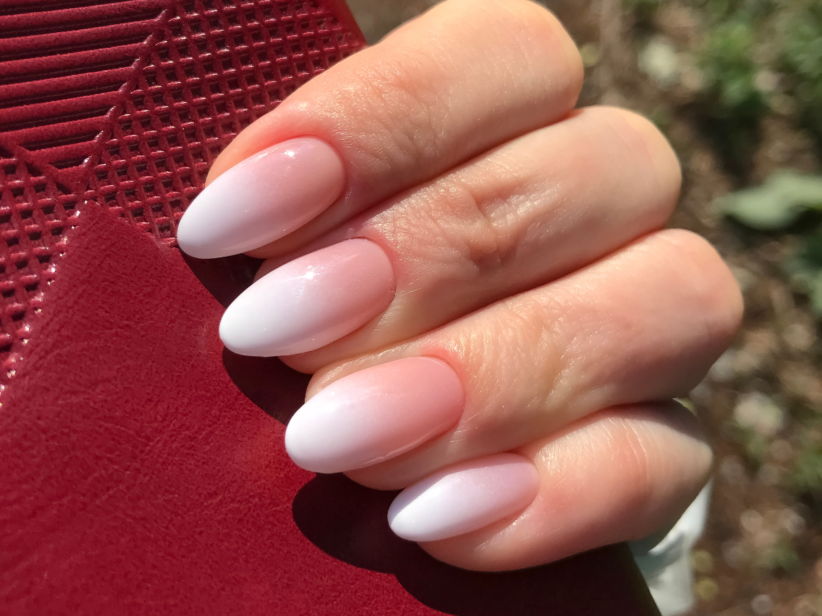 unhas claras para trabalho