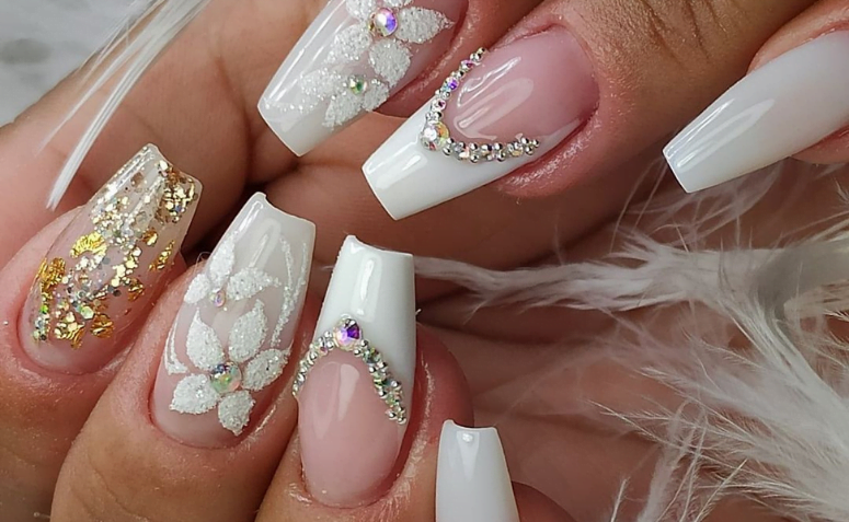 unhas claras em gel