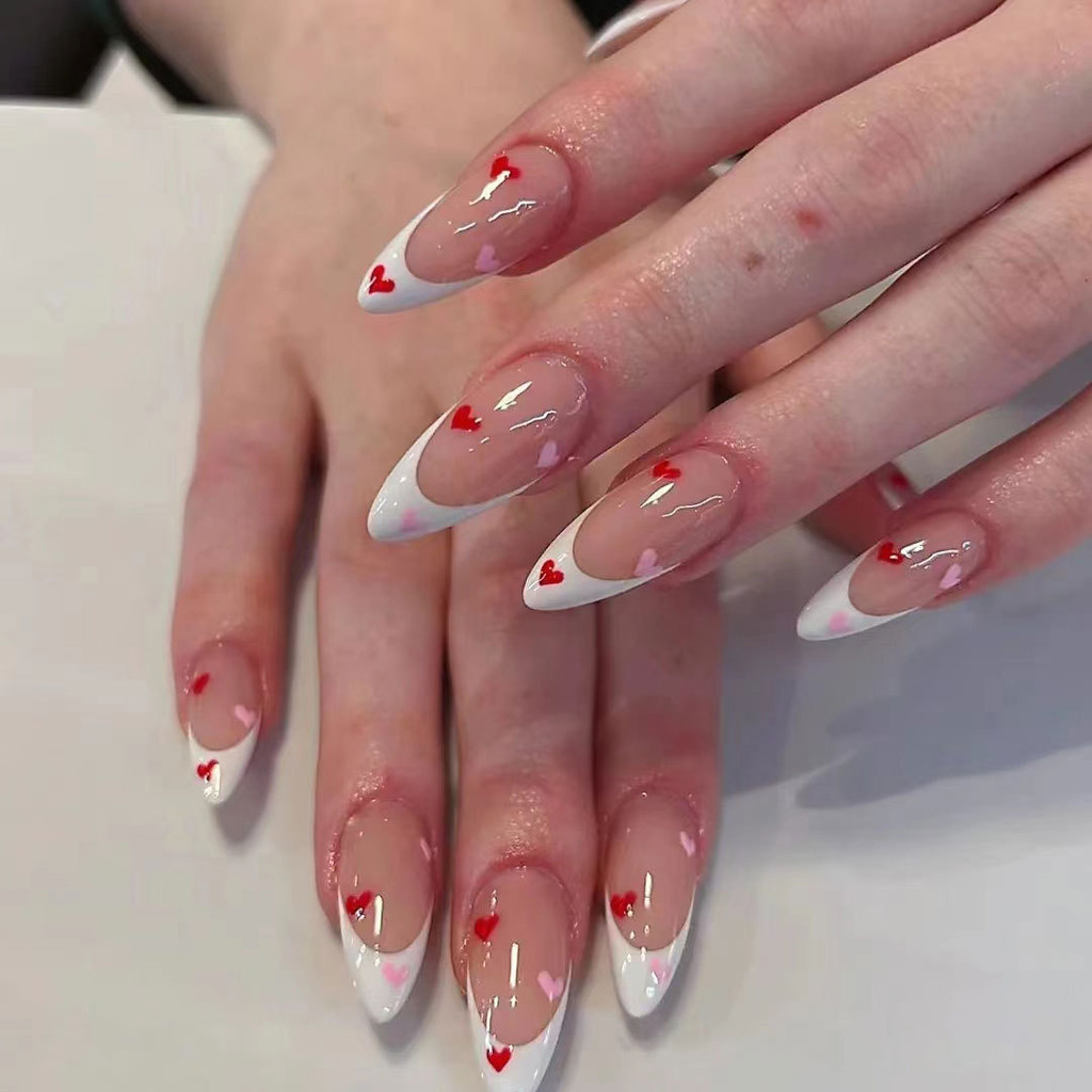 unhas francesas com coração vermelho