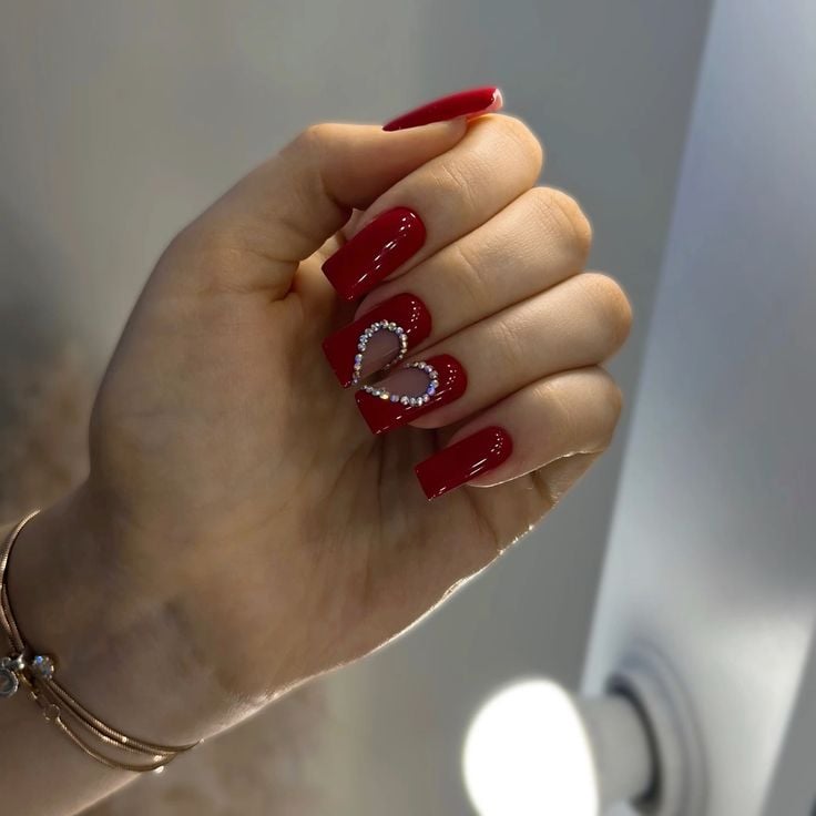 unhas francesas com coração vermelho
