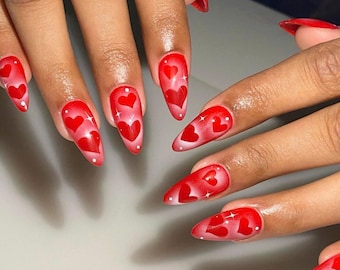 nail art coração vermelho minimalista