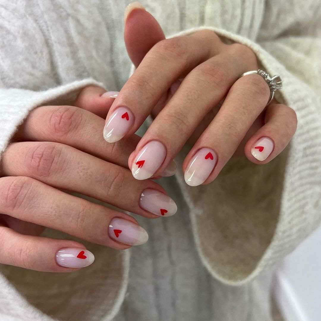 unhas francesas com coração vermelho