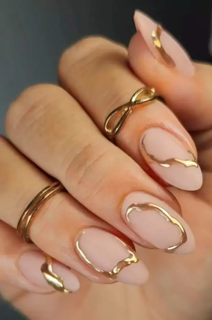 unha branca com detalhe dourado