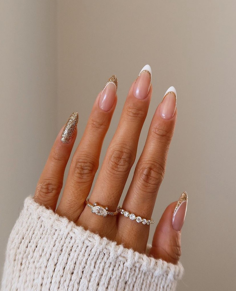 unha branca com detalhe dourado
