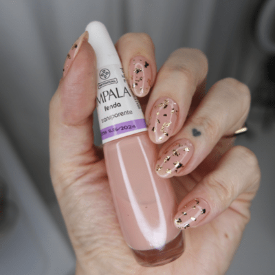 unha folha de ouro rosa encapsulada