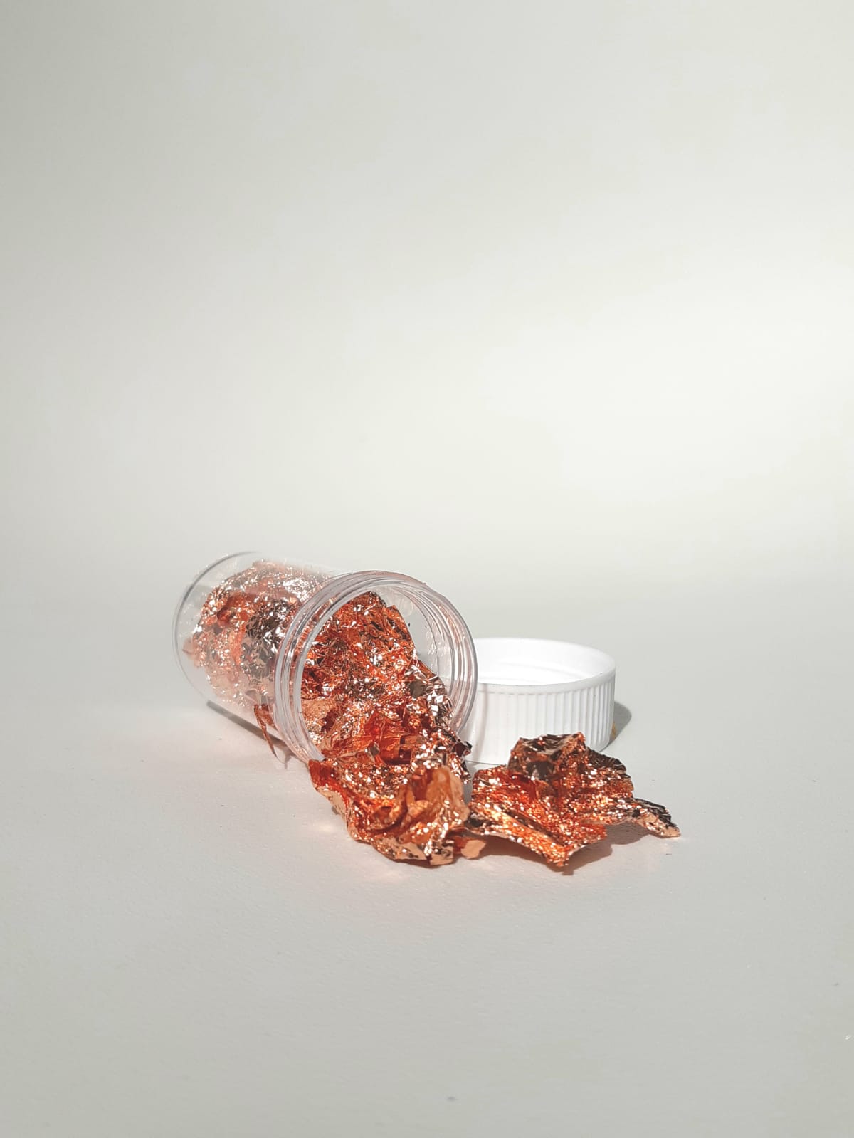 unha rose gold com folha de ouro