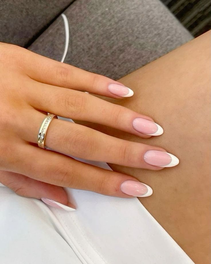 Unha com gel branco leitoso (milky nails)