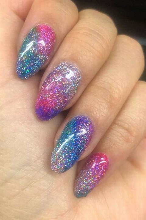 Glitter Holográfico vs. Refletivo: Qual o Melhor para Suas Unhas Degradê?