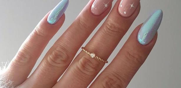 unha com glitter na ponta
