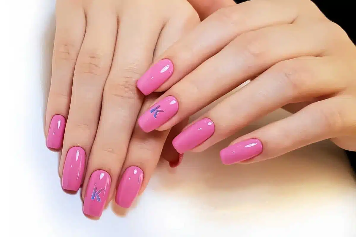 5 Ideias Criativas de Unha com Inicial para Expressar seu Amor