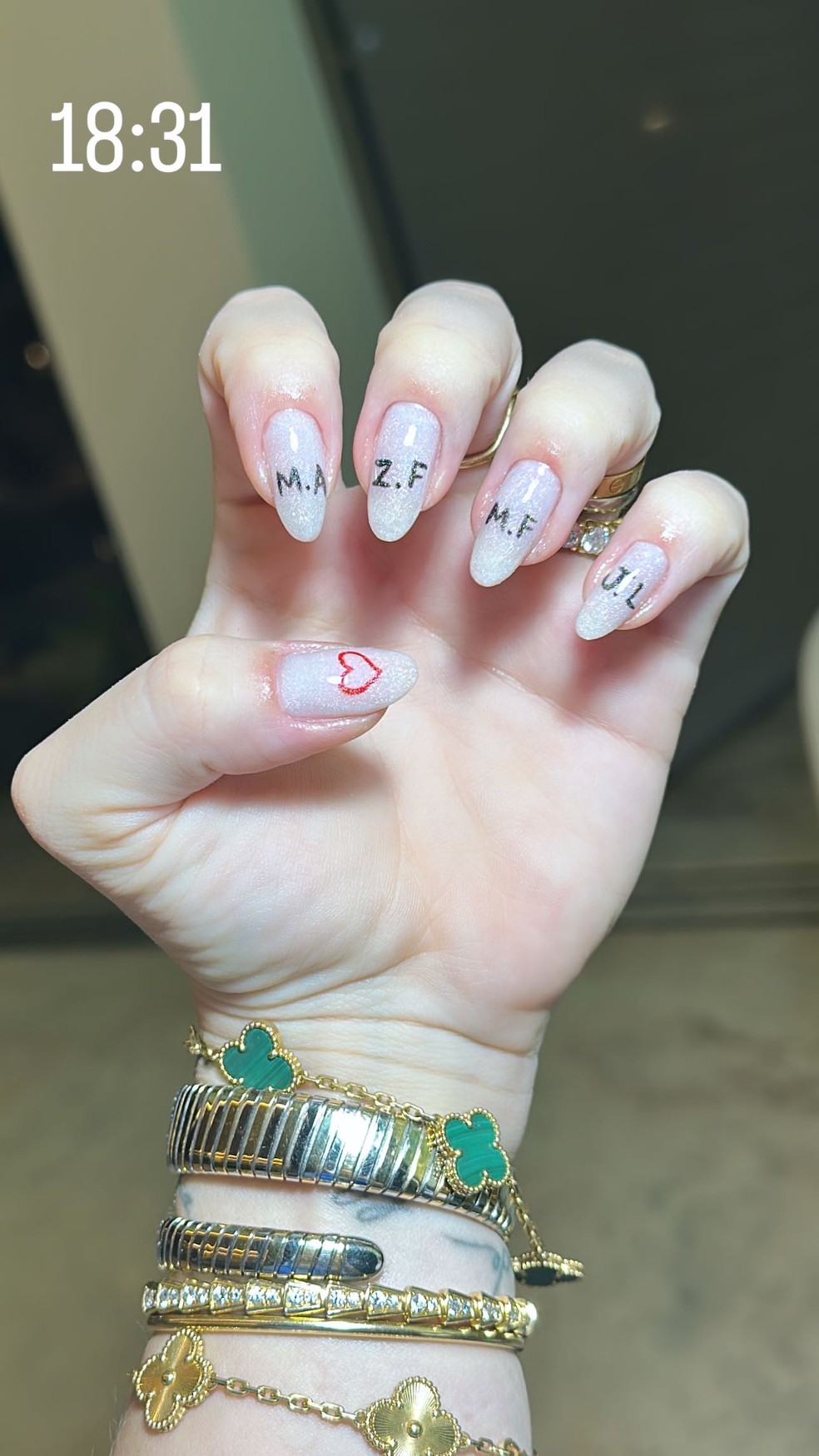 Unha com Inicial Minimalista: Elegância e Personalidade nas Suas Mãos