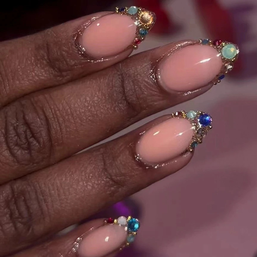 unha com pedrinhas