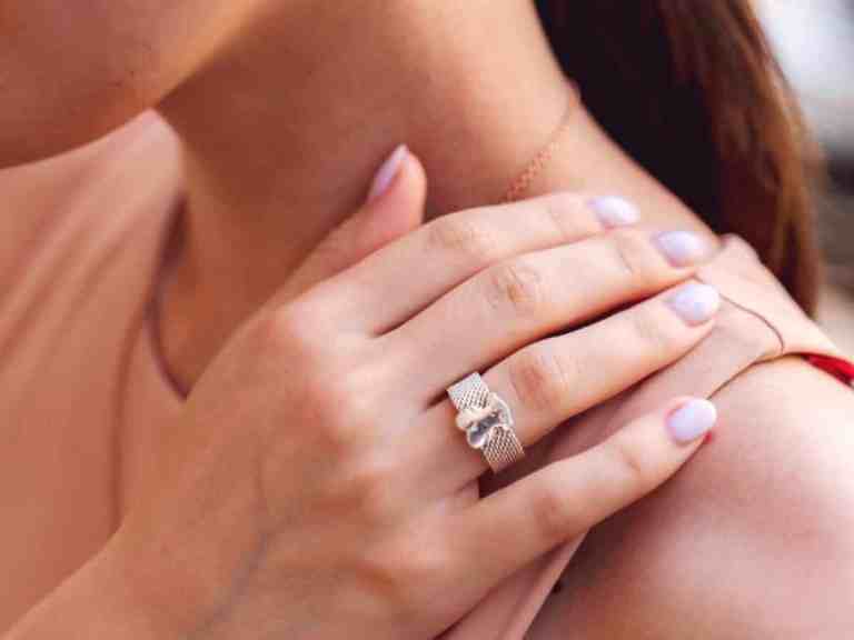 pedrinhas da unha caem o que fazer