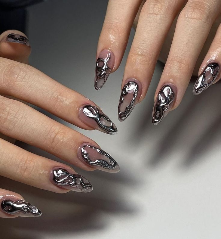 inspiração de unhas com pó cromado para festas