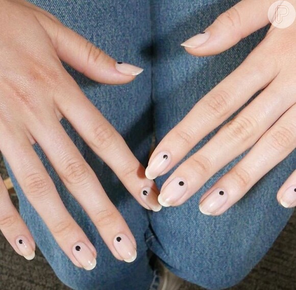 o que significa unha com pontinho preto