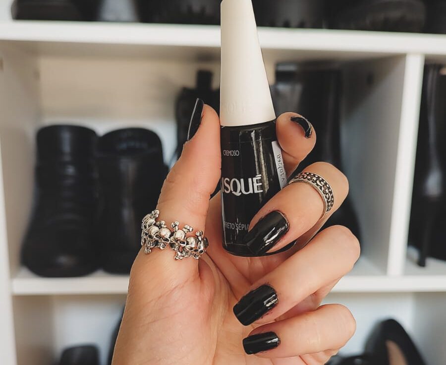 o que significa unha com pontinho preto