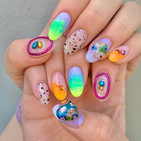 unhas com linhas verticais