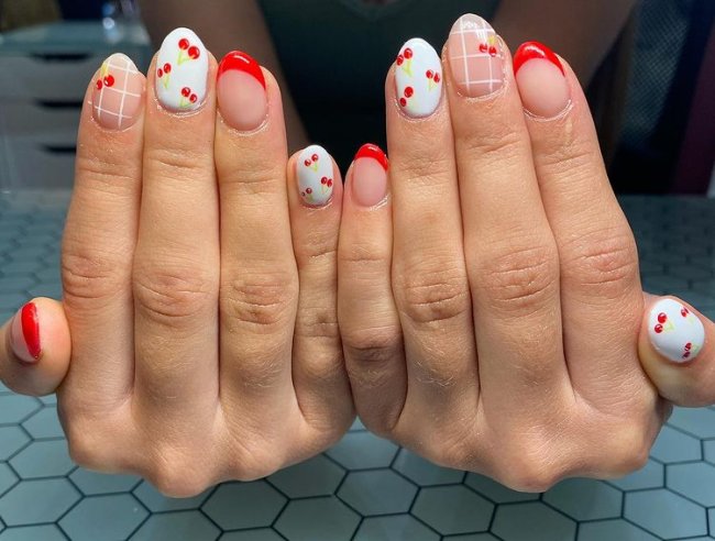 Unhas vermelhas decoradas