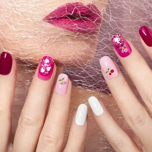 Unhas com glitter cereja