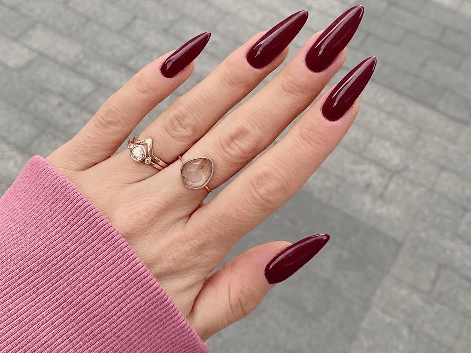Tendência cherry red nails 2026