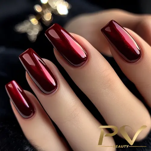 Unhas cor de vinho com dourado