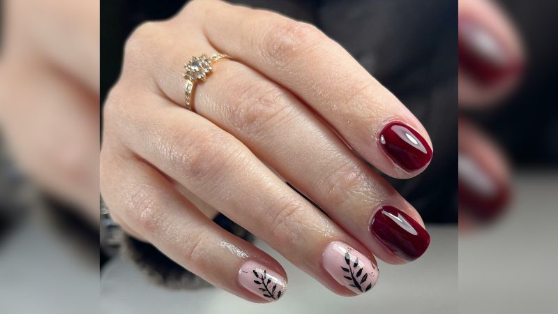 Unhas cor de vinho com dourado