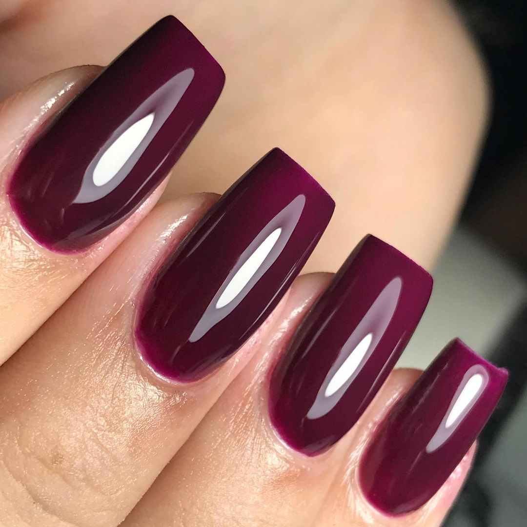 Unhas cor de vinho com glitter