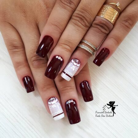 Unhas cor de vinho curtas