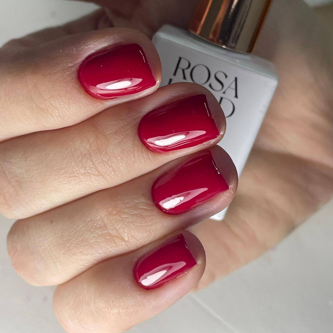 Unhas cor de vinho fosco