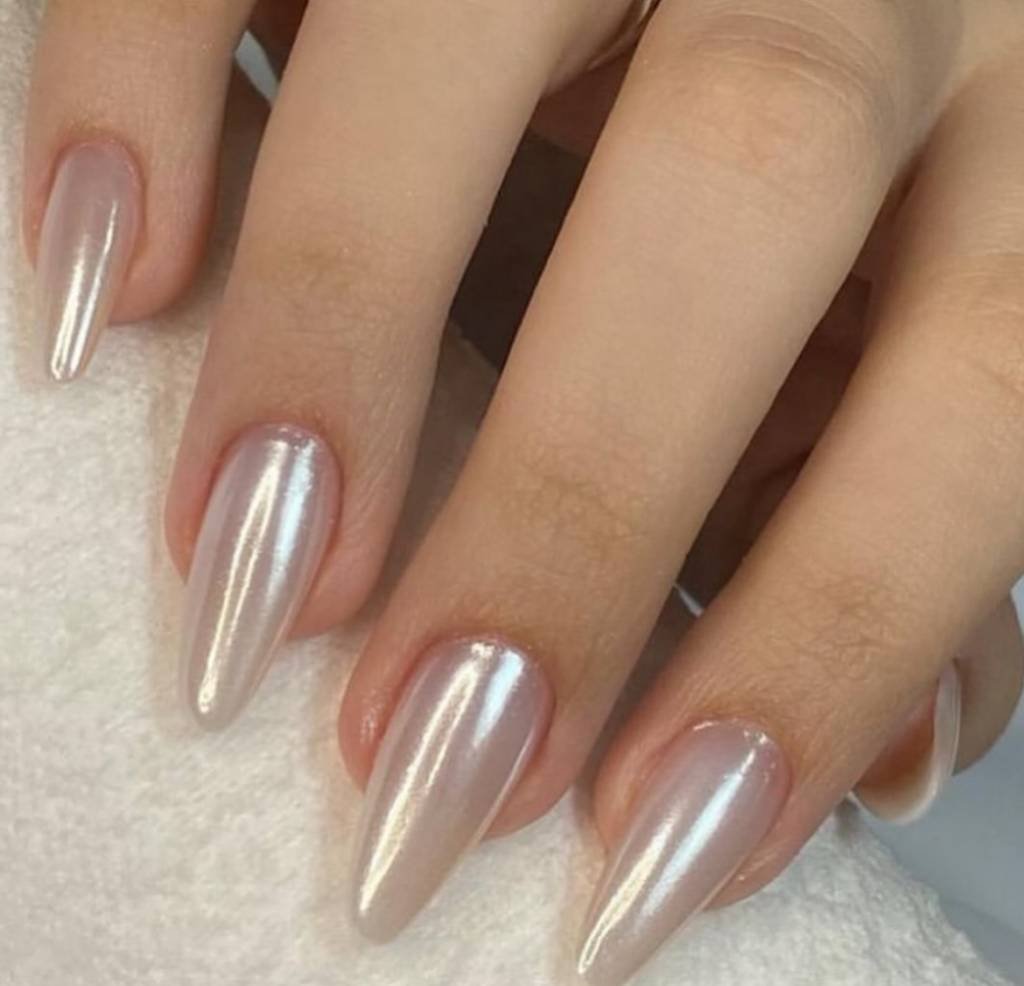 ideias de unhas cromadas brancas para festas