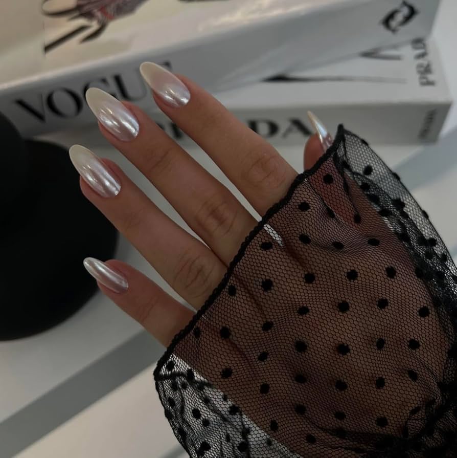 aplicar pó cromado branco em unhas de gel