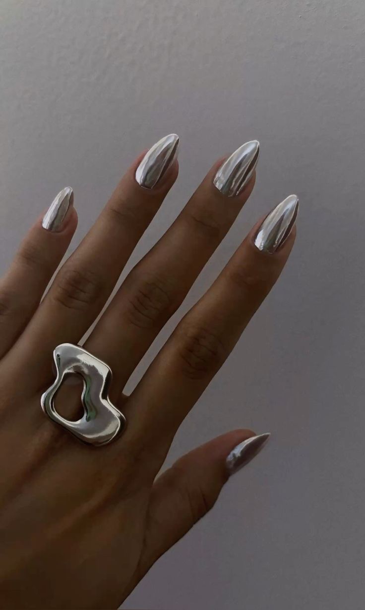 aplicar pó cromado branco em unhas de gel